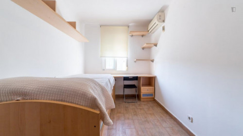 Restful single bedroom near the Av. del Cid metro