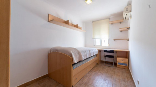 Restful single bedroom near the Av. del Cid metro
