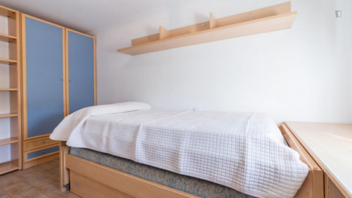 Restful single bedroom near the Av. del Cid metro