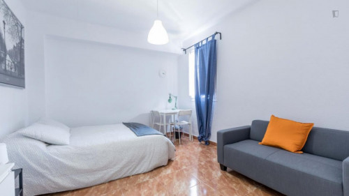 Sublime double bedroom in a student flat, in the Poblats Marítims district