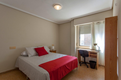Appealing double bedroom in well-connected Ciutat Jardí