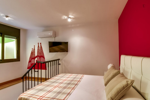 Good-looking 4-bedroom flat in Barcelona