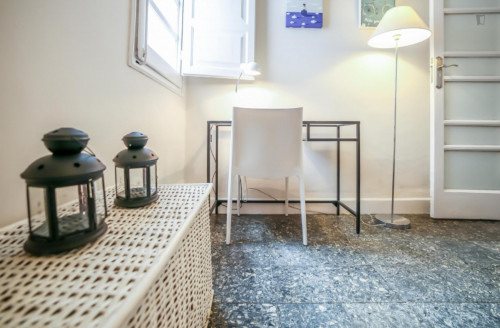 Inviting double bedroom in a 5-bedroom flat, in proximity to the Valencia Joaquín Sorolla train station
