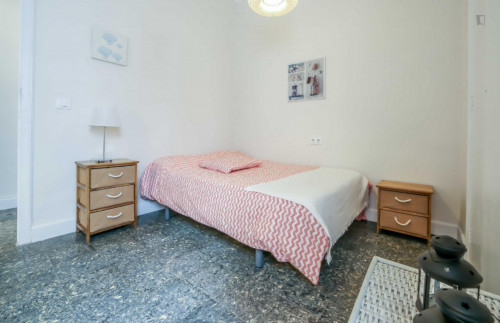 Inviting double bedroom in a 5-bedroom flat, in proximity to the Valencia Joaquín Sorolla train station