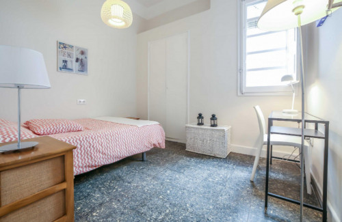 Inviting double bedroom in a 5-bedroom flat, in proximity to the Valencia Joaquín Sorolla train station