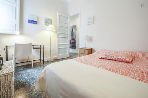 Inviting double bedroom in a 5-bedroom flat, in proximity to the Valencia Joaquín Sorolla train station