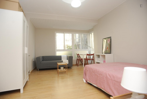 Double bedroom with a sunny balcony, in historical Ciutat Vella