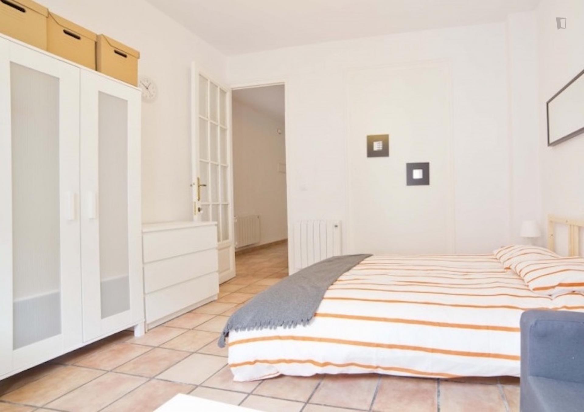 Bright double bedroom in a 5-bedroom flat, near Universidad Europea de Valencia