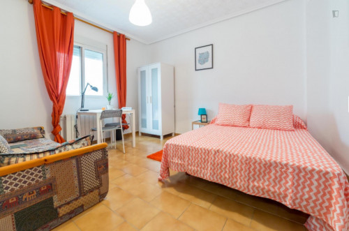Cosy double bedroom in a 4-bedroom flat, in proximity to Universidad Internacional Valenciana
