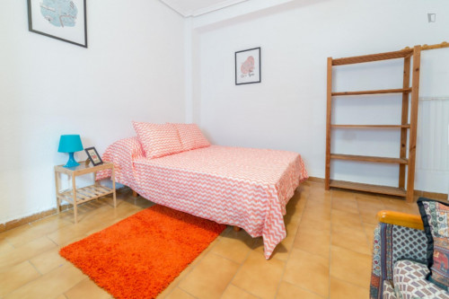 Cosy double bedroom in a 4-bedroom flat, in proximity to Universidad Internacional Valenciana