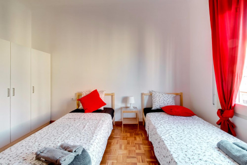 Luminous twin bedroom in Esquerra de l'Eixample