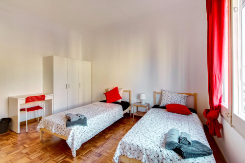 Luminous twin bedroom in Esquerra de l'Eixample