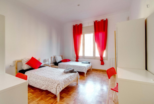 Luminous twin bedroom in Esquerra de l'Eixample
