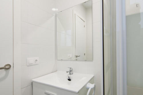 Alluring double bedroom close to the Colón metro station - Gallery - 12