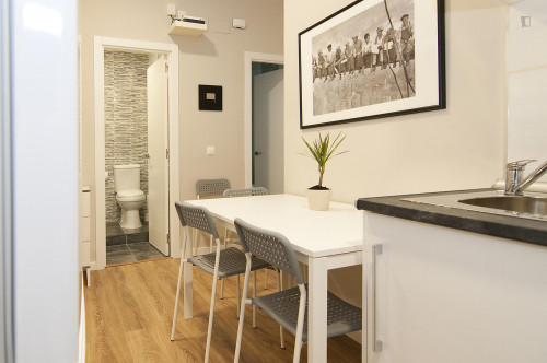Alluring double bedroom close to the Colón metro station - Gallery - 5