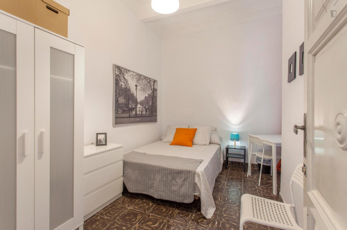  Neat And Comfy Double Bedroom In La Roqueta  -  Neat and comfy double bedroom in La Roqueta  - Gallery -  1