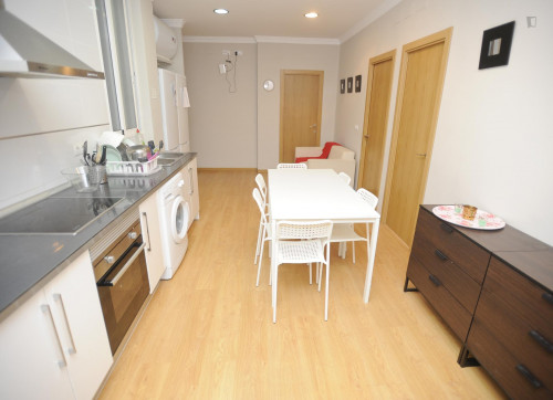 Double bedroom in a 8-bedroom flat in central Valencia  - Gallery -  3