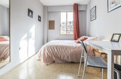 Welcoming double bedroom near Escuela de Arte y Superior de Diseño de Valencia  - Gallery -  1