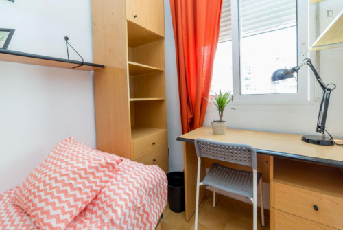 Attractive single bedroom in a 4-bedroom apartment, in the El Pla del Real neighbourhood