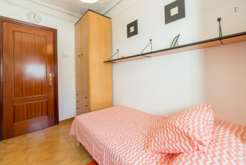Attractive single bedroom in a 4-bedroom apartment, in the El Pla del Real neighbourhood