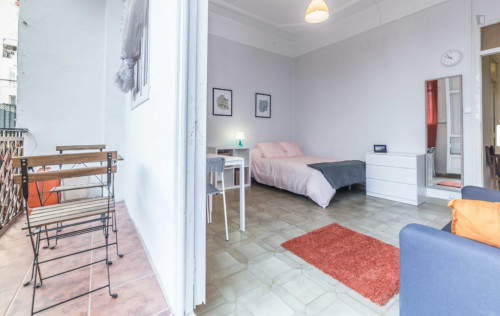 Friendly double bedroom in a 5-bedroom apartment, in the L’eixample