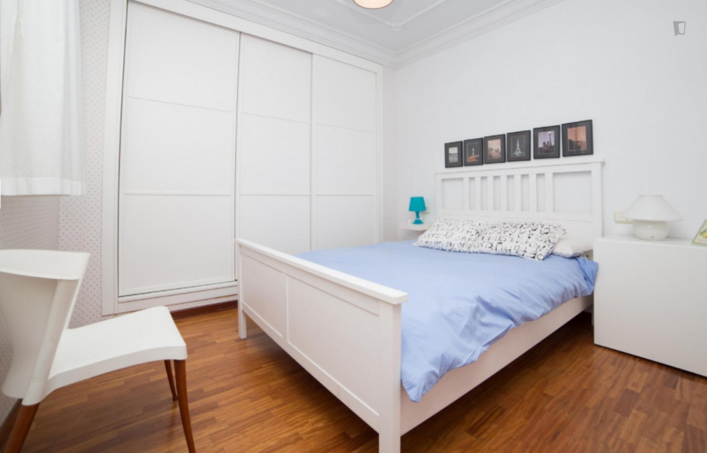 Snug double bedroom in L’Eixample, central Valencia