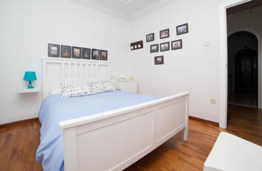 Snug double bedroom in L’Eixample, central Valencia
