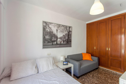 Fantastic double bedroom in a 5-bedroom apartment  - Gallery -  3
