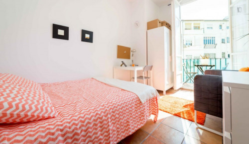 Bright double bedroom with balcony in proximity to the Estació del Nord train station