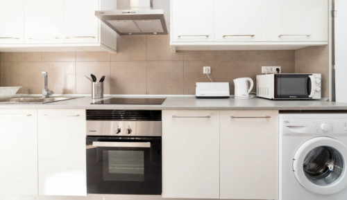 Bright double bedroom with balcony in proximity to the Estació del Nord train station