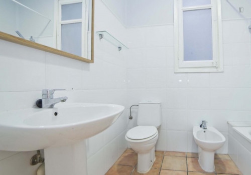 Bright double bedroom with a balcony, near IEM Business School