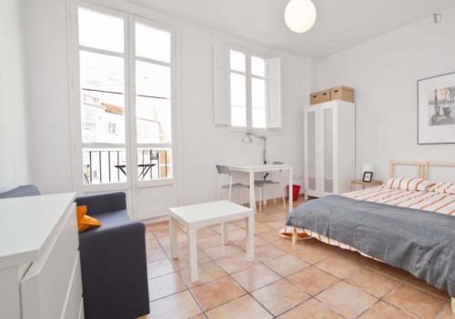  Bright Double Bedroom With A Balcony, Near IEM Business School  -  Bright double bedroom with a balcony, near IEM Business School  - Gallery -  1