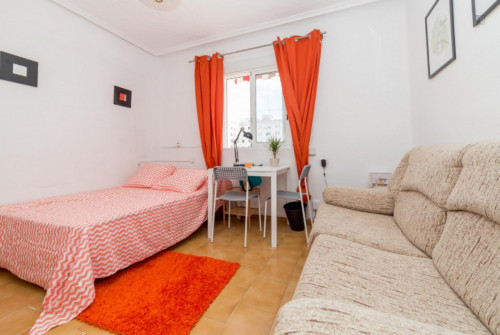 Lovely double bedroom in a 4-bedroom apartment, in El Pla del Real