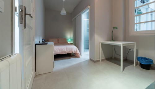 Inviting double bedroom with an ensuite bathroom, in L'Eixample