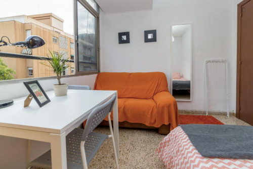 Cool looking double bedroom in Algirós