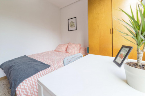 Cool looking double bedroom in Algirós