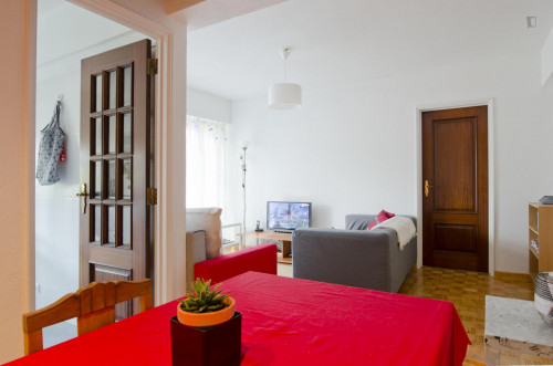 Twin bedroom in a pleasant 3-bedroom flat in Telheiras - Gallery - 21