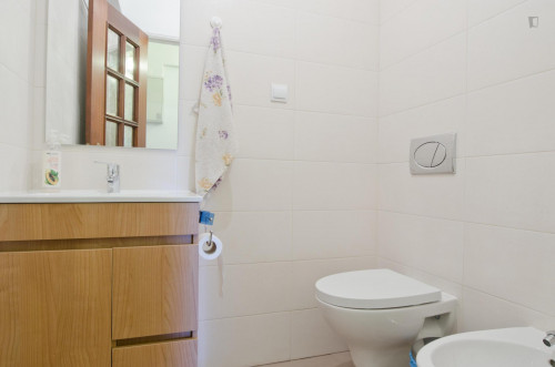 Twin bedroom in a pleasant 3-bedroom flat in Telheiras - Gallery - 7