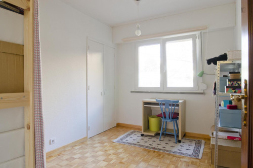 Twin bedroom in a pleasant 3-bedroom flat in Telheiras - Gallery - 6