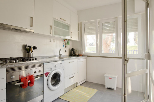 Twin bedroom in a pleasant 3-bedroom flat in Telheiras - Gallery - 12