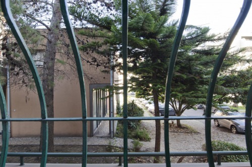 Twin bedroom in a pleasant 3-bedroom flat in Telheiras - Gallery - 25
