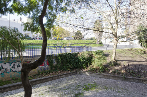 Twin bedroom in a pleasant 3-bedroom flat in Telheiras - Gallery - 4