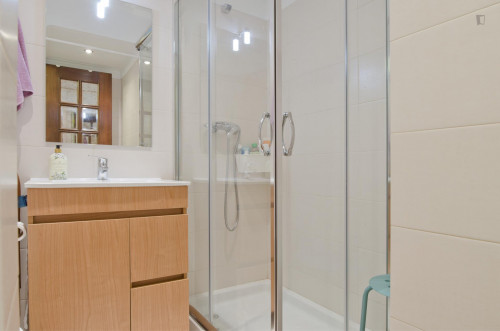 Twin bedroom in a pleasant 3-bedroom flat in Telheiras - Gallery - 9