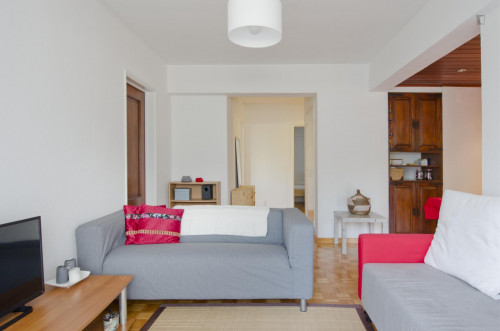 Twin bedroom in a pleasant 3-bedroom flat in Telheiras - Gallery - 22