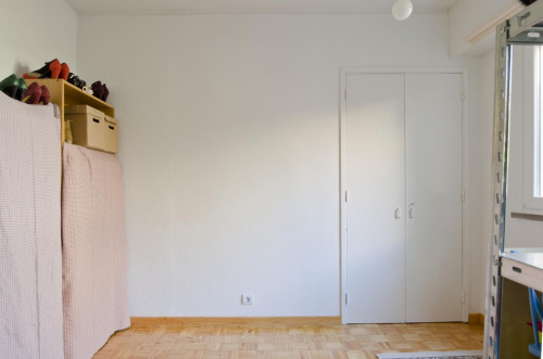 Twin bedroom in a pleasant 3-bedroom flat in Telheiras - Gallery - 5