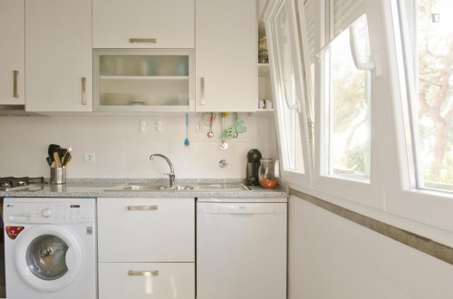 Twin bedroom in a pleasant 3-bedroom flat in Telheiras - Gallery - 11