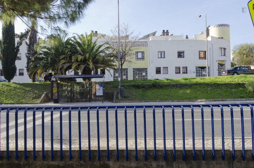 Twin bedroom in a pleasant 3-bedroom flat in Telheiras - Gallery - 14