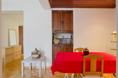 Twin bedroom in a pleasant 3-bedroom flat in Telheiras - Gallery - 20