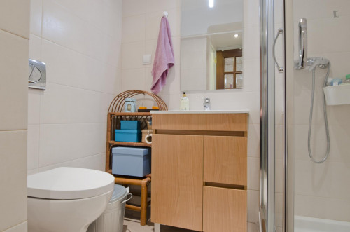 Twin bedroom in a pleasant 3-bedroom flat in Telheiras - Gallery - 8