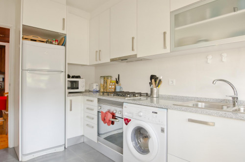 Twin bedroom in a pleasant 3-bedroom flat in Telheiras - Gallery - 13